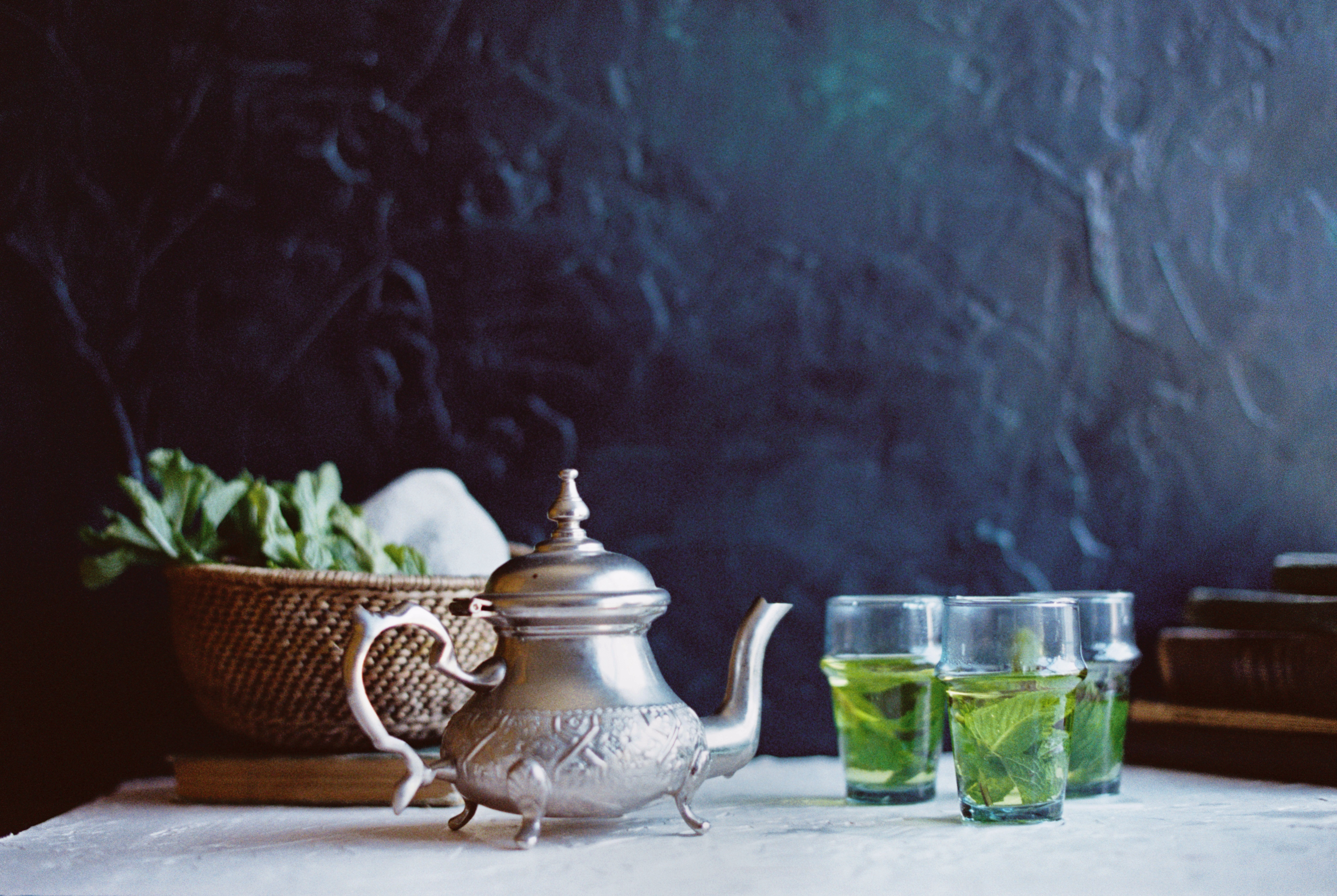 moroccan-teapot-with-mint-tea-glasses